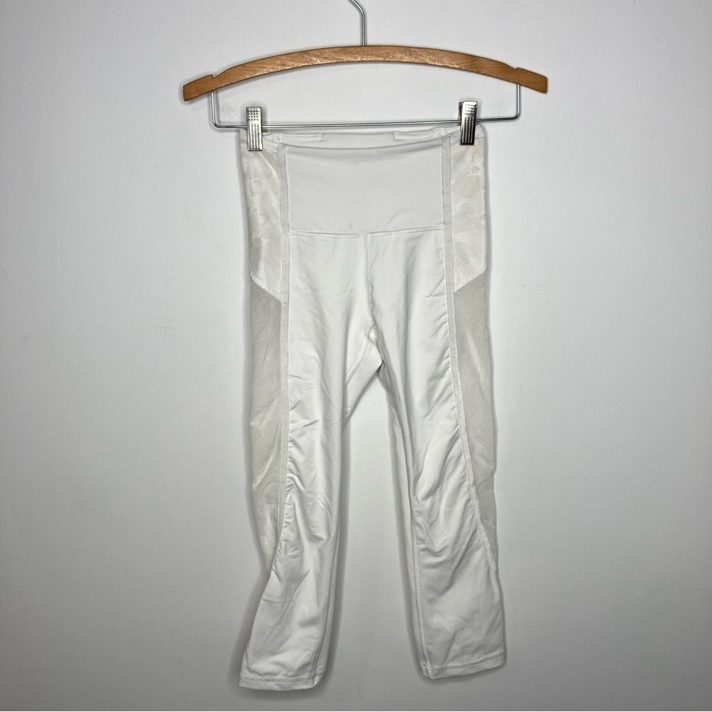 Lululemon white cropped leggings with mesh sides‎ size 2